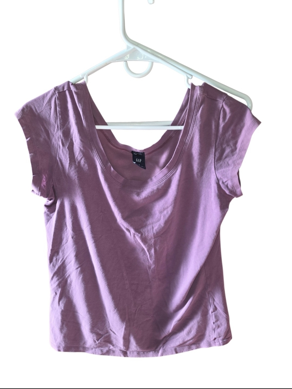 4/8/1721. GAP Women's Scoop Neck Tee